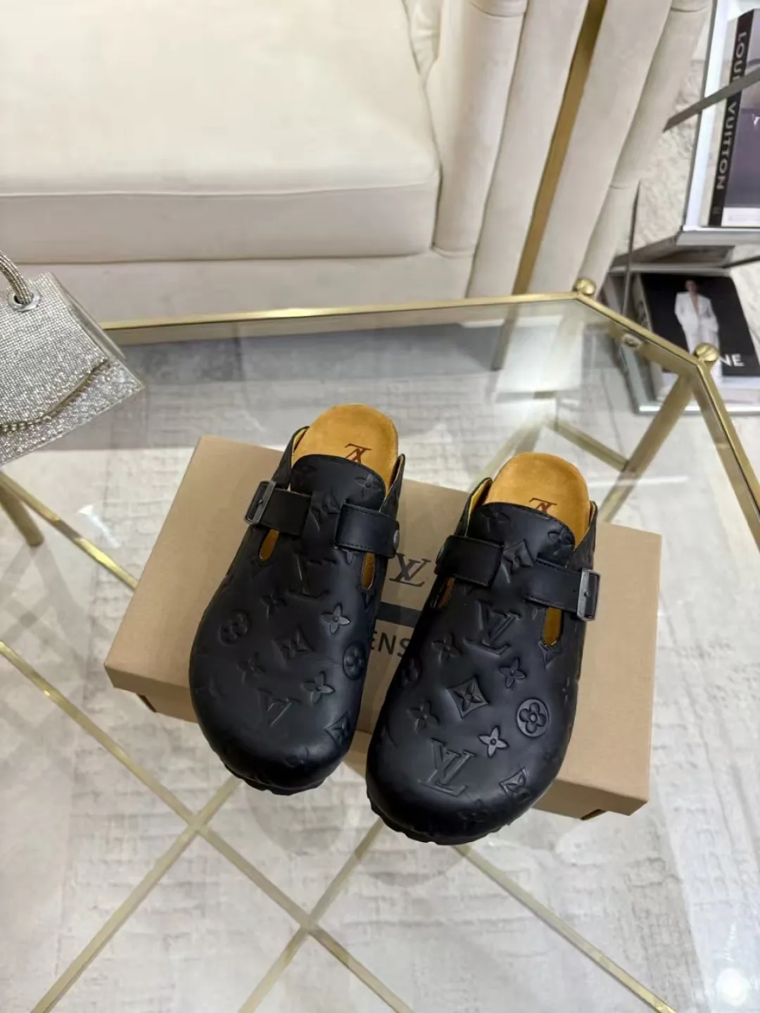 Women's p560 Men's p580 ✨ LV couple's toe-cap slippers | Full of high-end feel, you can walk with wind! ✨ This pair of LV classic toe-cap slippers is simply a "walking grass-planting machine"! Original three-dimensional embossed cowhide + cowhide fabric, the texture is high-end at first glance, and you will become a rich daughter/son in seconds ~💅 🌟 Why must you join TA? ✔️ Original embossed cowhide - clear texture but not cheap, classic presbyopia yyds ✔️ Belt buckle + metal logo - ecstatic control of details, exquisite to the heel! ✔️ Sheepskin lining + cushioned footbed - it feels like stepping on clouds ☁️, and you won’t feel tired when you go shopping~ ✔️ Non-slip rubber sole - walking is as stable as a mountain, and you are not afraid of slipping on rainy days!  👫 The best outfit for couples: Whether it’s shorts, T-shirts👕 or long skirts and suits👗, pairing these shoes with each other will immediately create a lazy and high-end atmosphere! Everyday outings/vacations, no matter what you shoot, it will look like a blockbuster📸🔥 The texture and foot feel that only the higher version can have, it is not a hit or a hit! Heartbeat is not as good as action. True love is true when both pairs are in pairs~💖 #LVcoupleslippers #高色综合 #好看不狠的 Feet #couples’ must-have